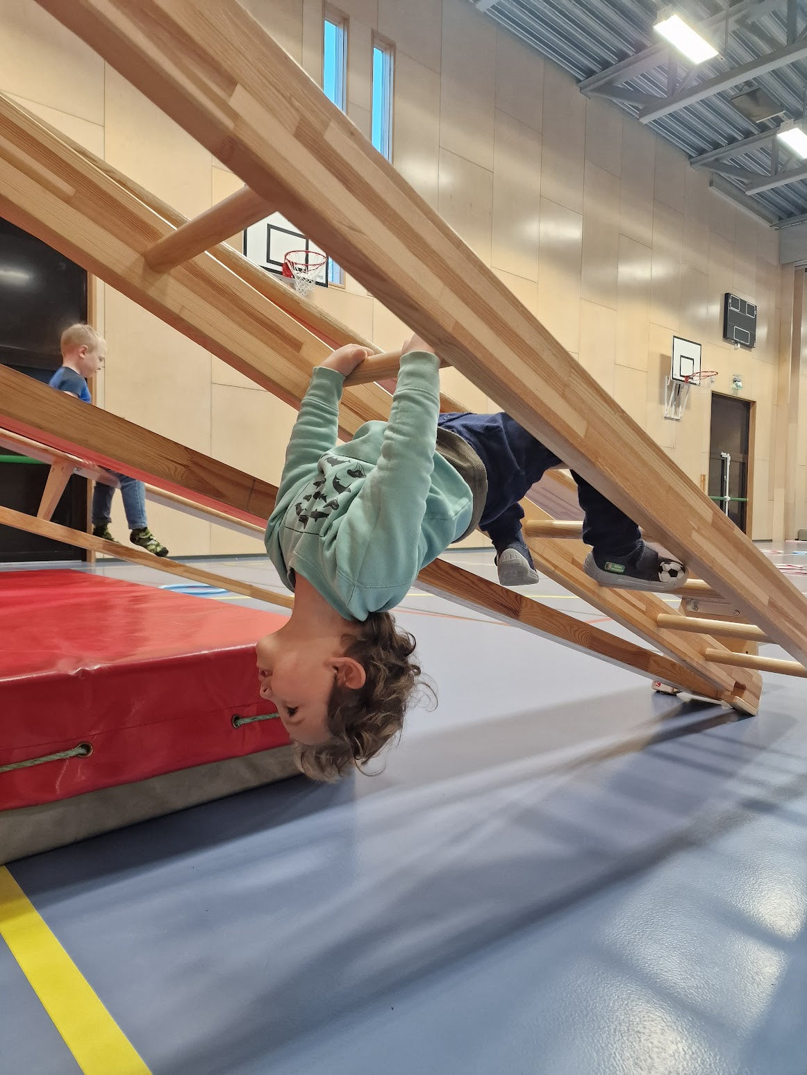 Akrobatikktrening i hallen på Bekkestua
